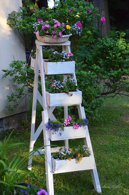 ideas con escaleras de madera al jardin 10
