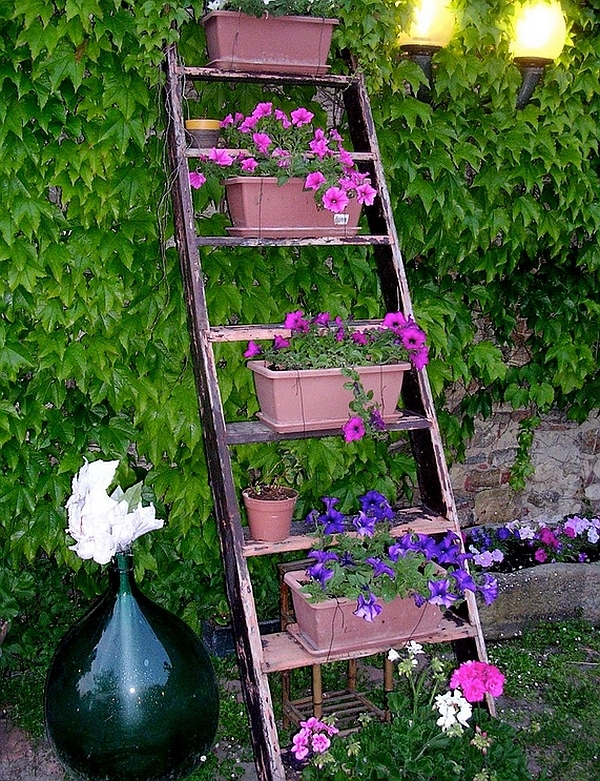 ideas con escaleras de madera al jardin 7