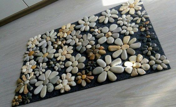 como hacer una alfombra de piedras 7