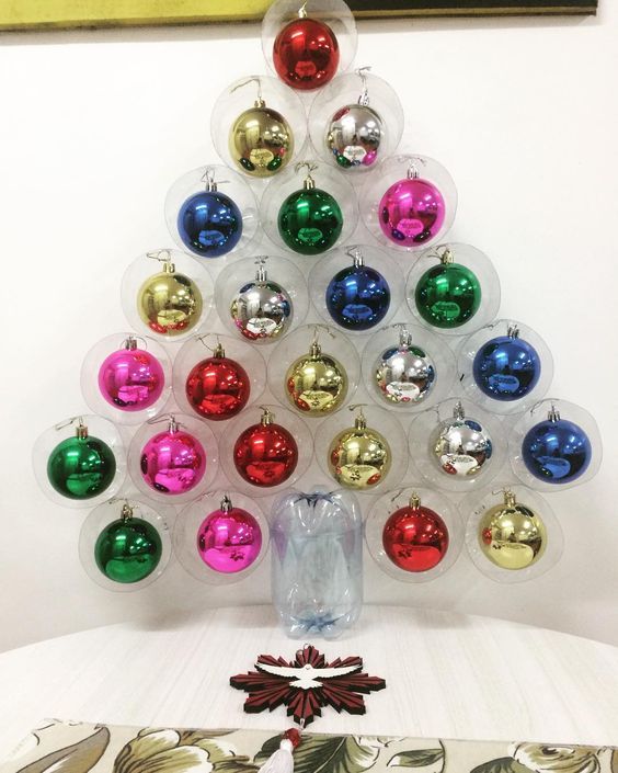 decoracion hecha con bolas navidenas antiguas 3