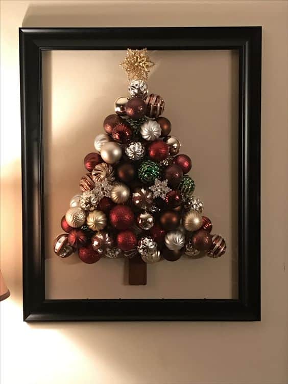 decoracion hecha con bolas navidenas antiguas 8
