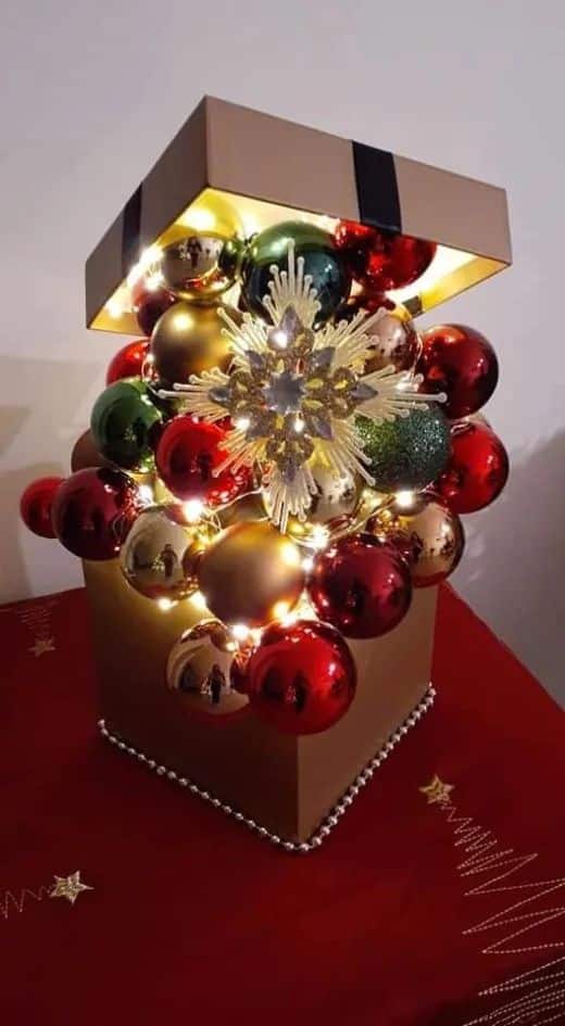 decoracion hecha con bolas navidenas antiguas