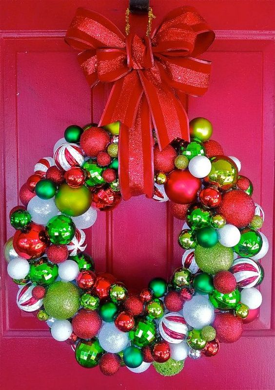 coronas navidenas para tu puerta usando esferas 10