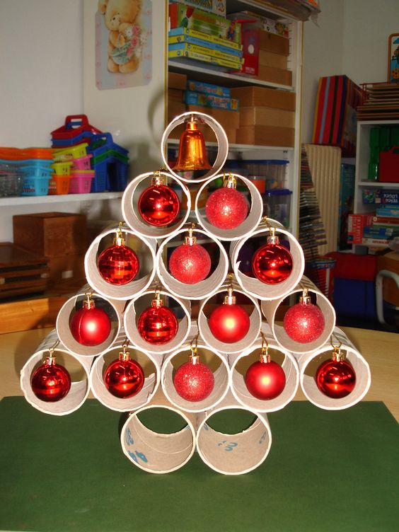 decoracion navidena hecha con tubos 1