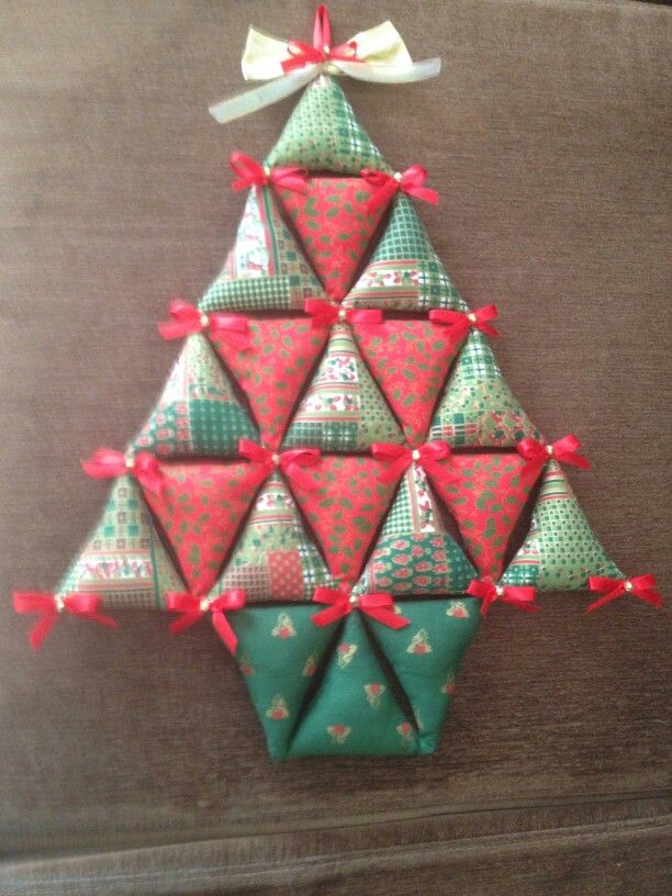 arbol de navidad de pared hecho con triangulos de tela 10