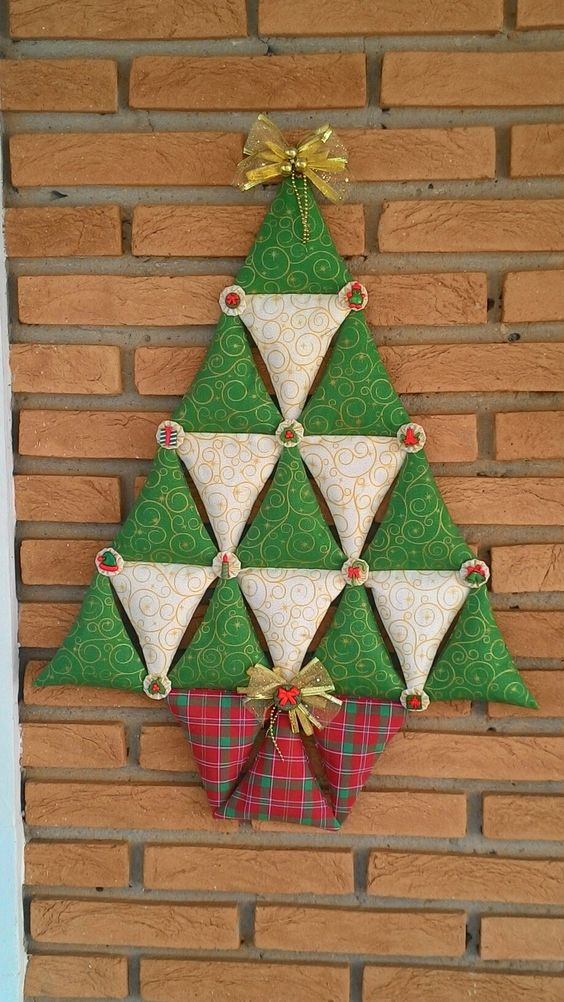 arbol de navidad de pared hecho con triangulos de tela 11