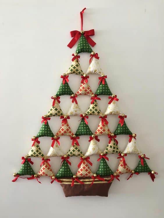 arbol de navidad de pared hecho con triangulos de tela 12