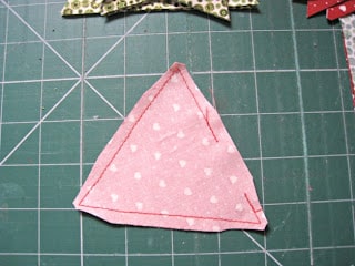 arbol de navidad de pared hecho con triangulos de tela 2