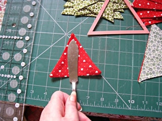 arbol de navidad de pared hecho con triangulos de tela 4