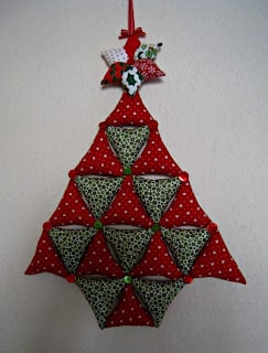arbol de navidad de pared hecho con triangulos de tela 7