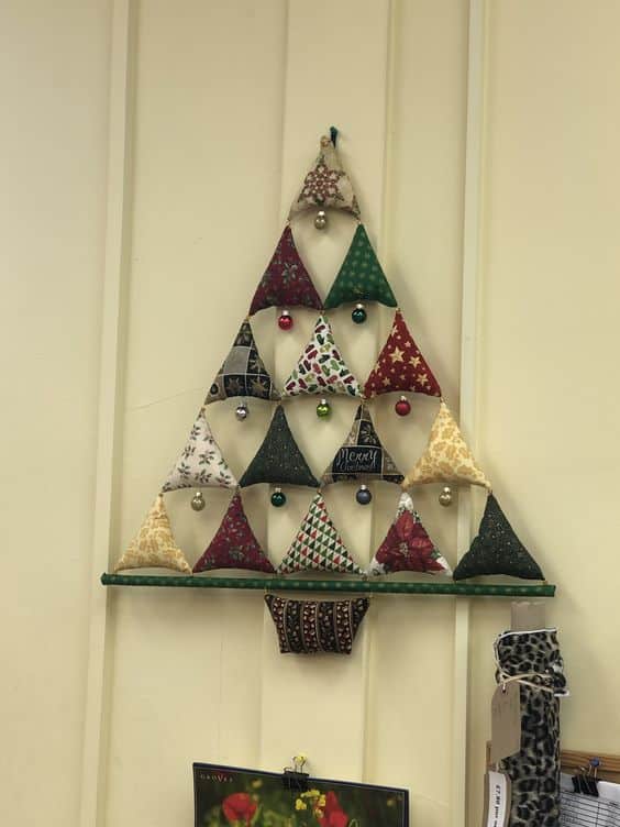 arbol de navidad de pared hecho con triangulos de tela 8