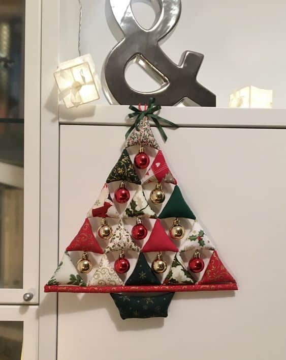 arbol de navidad de pared hecho con triangulos de tela 9