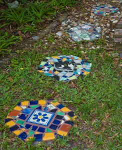 como hacer un camino de jardin con mosaicos 3