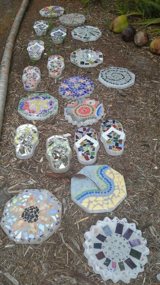 como hacer un camino de jardin con mosaicos 4