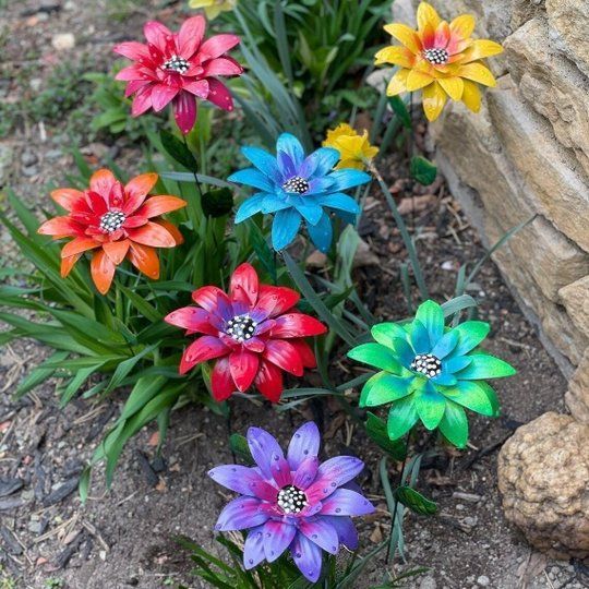 decora tu jardin con flores de plastico