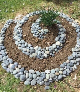 decoraciones de espirales con piedras para tu jardin 4