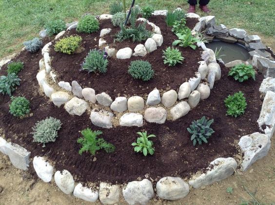 decoraciones de espirales con piedras para tu jardin 6