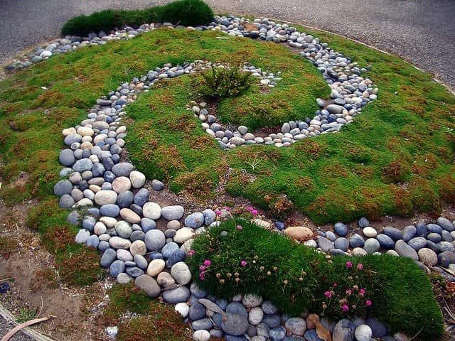 decoraciones de espirales con piedras para tu jardin
