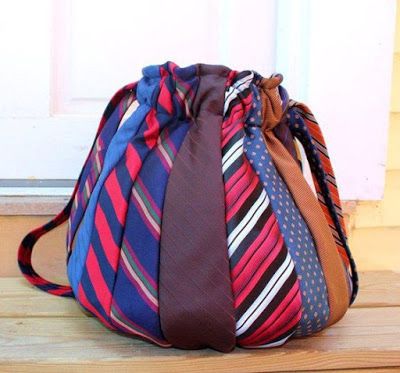 ideas de bolsos hechos con corbatas 3