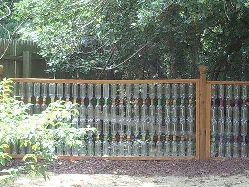 vallas de jardin con botellas de plastico