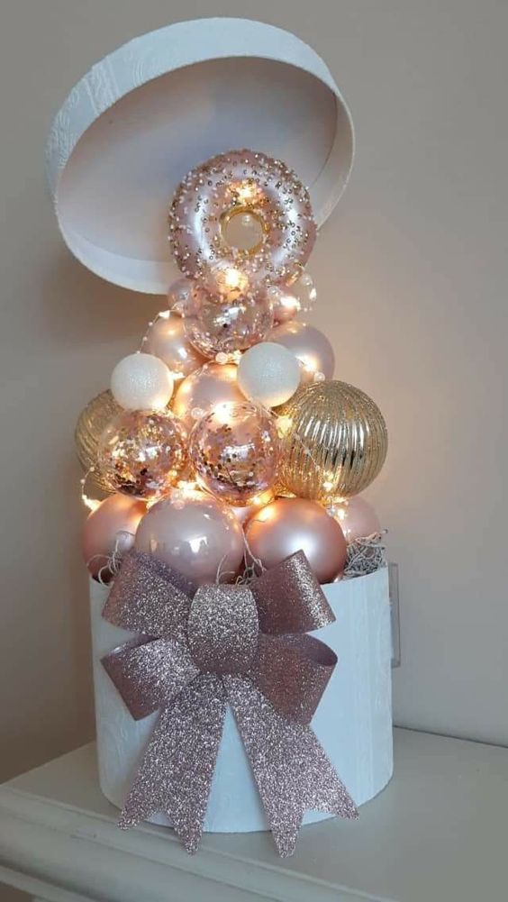 decoracion navidena con cajas con bolas 2