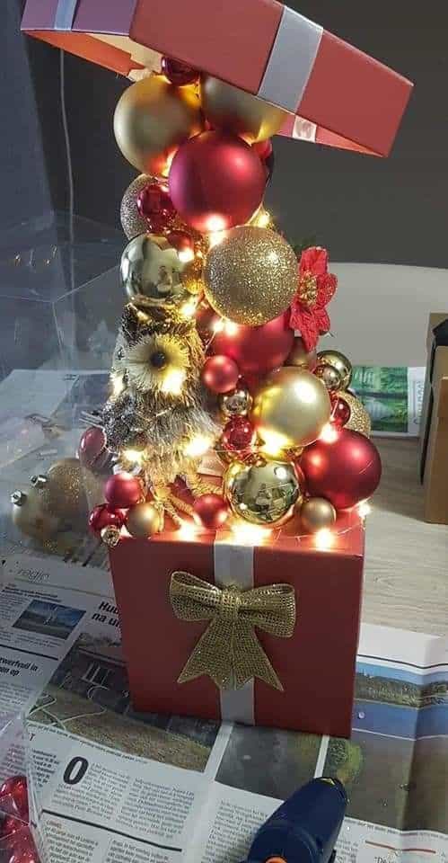 decoracion navidena con cajas con bolas 3