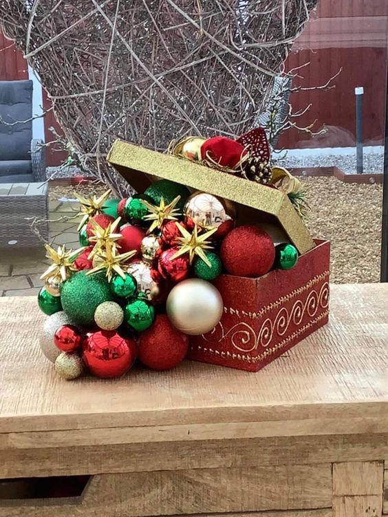 decoracion navidena con cajas con bolas 4
