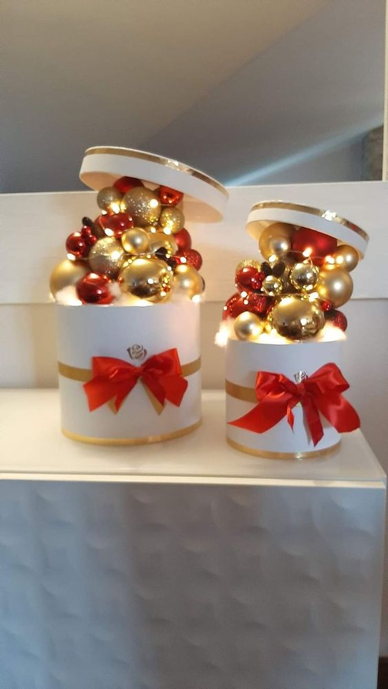 decoracion navidena con cajas con bolas 5