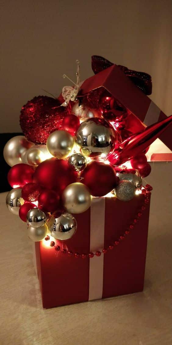 decoracion navidena con cajas con bolas 6