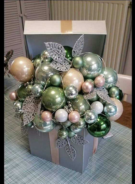 decoracion navidena con cajas con bolas 7
