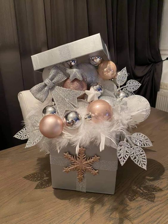 decoracion navidena con cajas con bolas 8