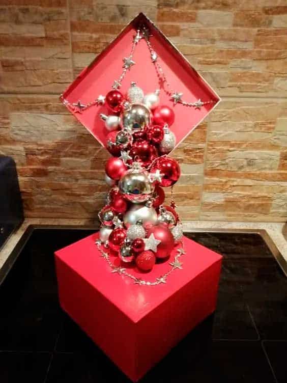 decoracion navidena con cajas con bolas 9