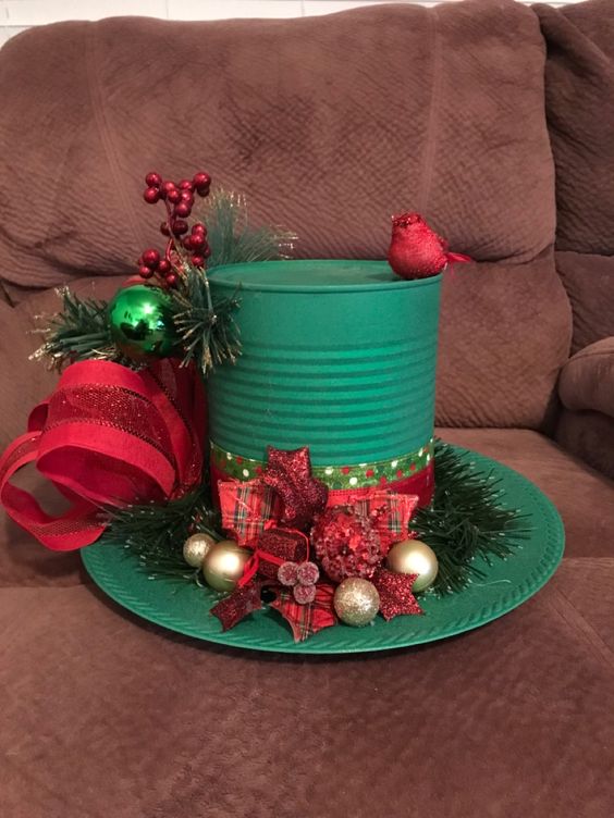 hacer un sombrero navideno con latas recicladas 9