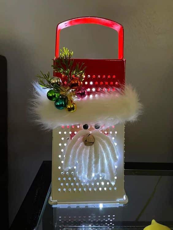 decoracion navidena con ralladores reciclados 8