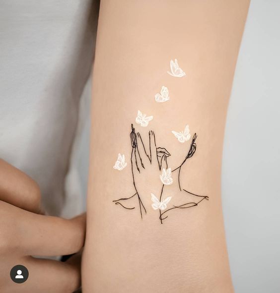 ideas de tatuajes blancos para mujeres 12