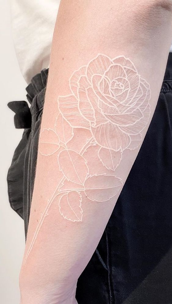ideas de tatuajes blancos para mujeres