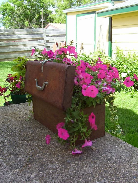 decora el jardin con maletas viejas 10