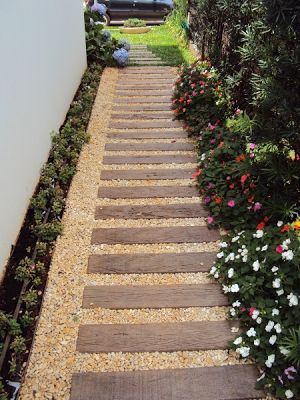 ideas de pasarelas de madera para tu jardin 9