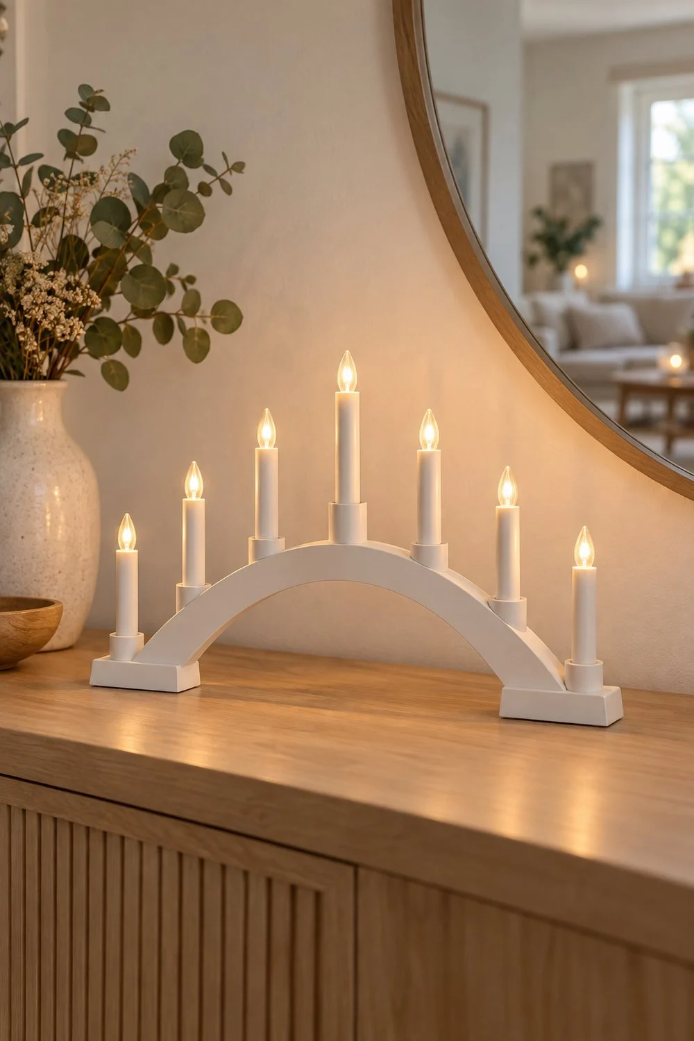 Candelabro de Adviento blanco de madera con luces LED sobre consola