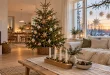 Sala escandinava navideña con abeto natural estrellas de papel y sofá blanco