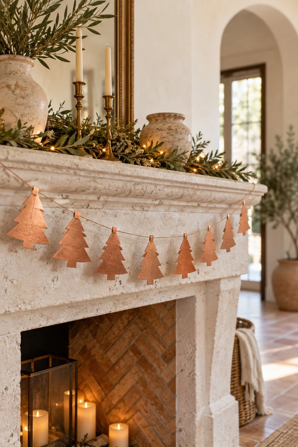 Ideas creativas para decorar la casa en Navidad Siluetas navideñas de cartulina cobriza suspendidas frente a una chimenea apagada